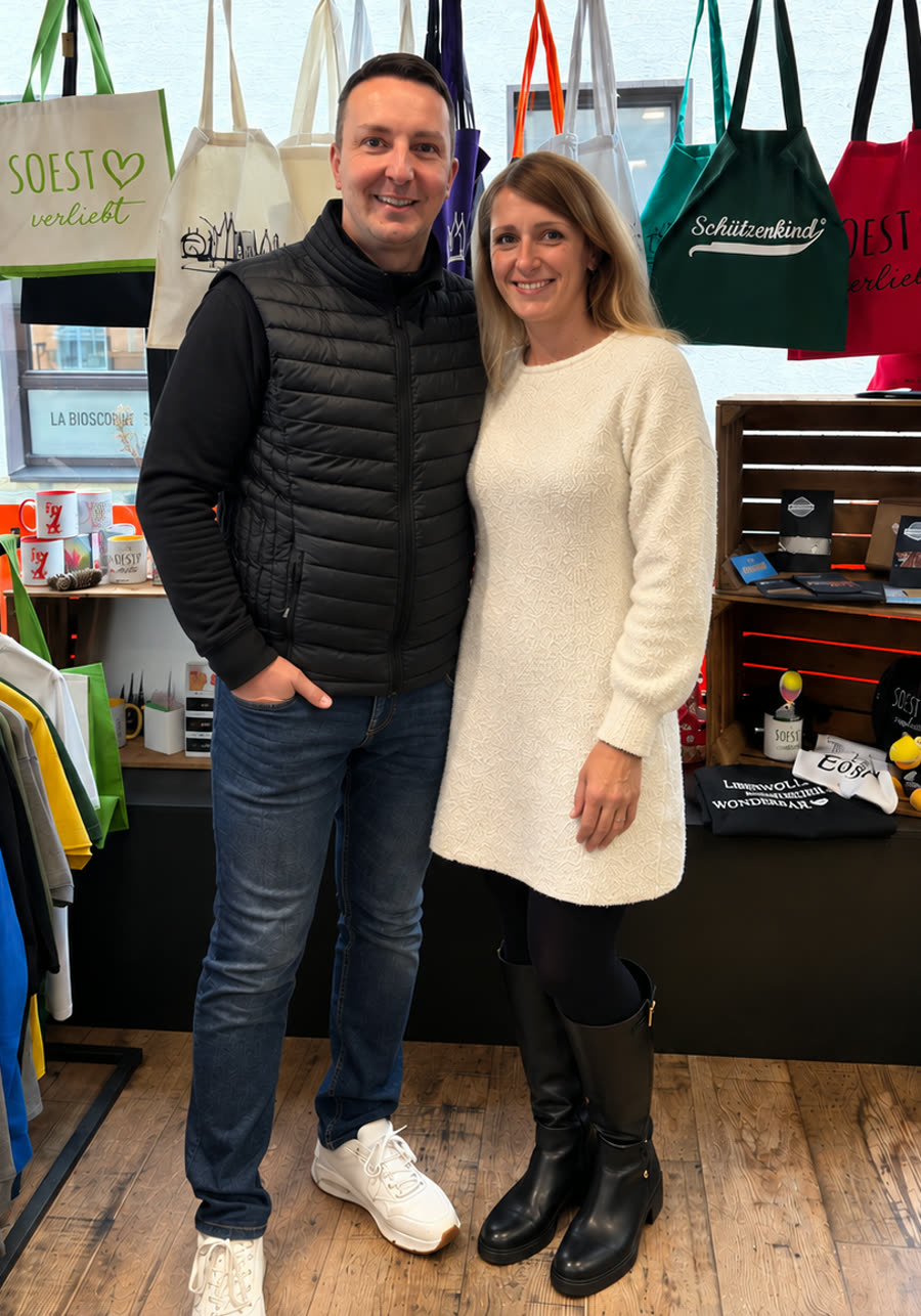 Aline und Christian Droste in ihrem Ladenlokal in Soest, im Hintergrund bedruckte Taschen und Tassen
